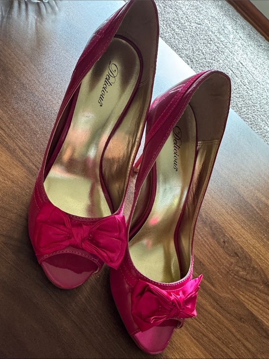 Delicious Shoes - Delicious Hot Pink Patent Peep-Toe Heels with Bow Accent